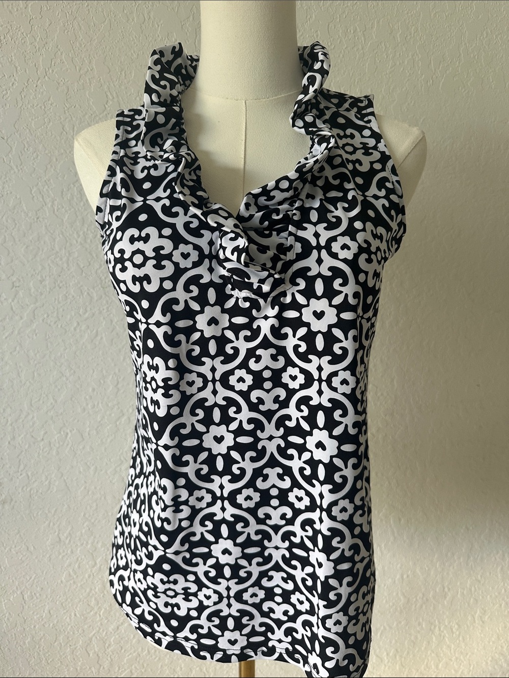 Lulu B  XS Black & White Ruffle Halter Top like new